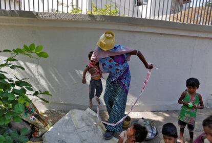 La madre recoge a Shavani tras su jornada laboral.