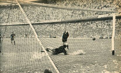 El momento del penalti detenido por Roma a Delem en 1962.