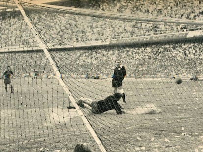 El momento del penalti detenido por Roma a Delem en 1962.