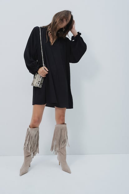 Estas botas de H&M de tacón fino, puntiagudas y rematadas con una tira de flecos largos en un ante suave de color beis son perfectas para llevar con vaqueros, con minivestidos o falda corta y sacarles así todo su potencial de estilo. 159 euros
