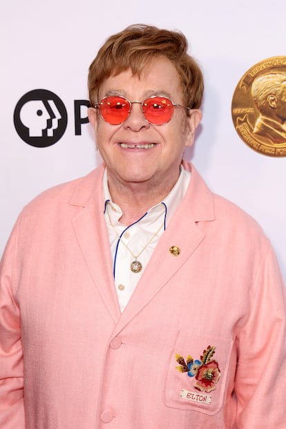 Elton John - De tamaño irregular, alineación serpenteante y llamativa separación, la sonrisa de Elton John es tan característica que George Harrison, guitarrista de los Beatles, aseguró que él, Rod Stewart y el propio Elton John pensaron en montar un grupo llamado Nose, Hair and Teeth, en referencia a los rasgos físicos más distintivos de cada uno: la notable nariz de Harrison, el estridente cabello de Rod Stewart y los dientes de Elton John.