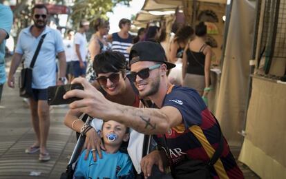 Una familia residente en Marsella (Francia) se fotografía en la Rambla.