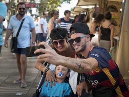 Una familia residente en Marsella (Francia) se fotograf&iacute;a en la Rambla.