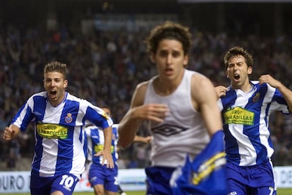 Corominas, ante Luis García y Tamudo, se quita la camiseta para celebrar el tanto a la Real Sociedad en 2006, gol que valió para la permanencia del Espanyol en Primera División.