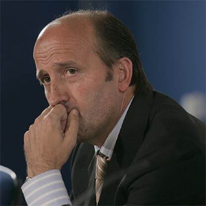 Miguel Ángel Lotina durante una conferencia como entrenador de la Real.