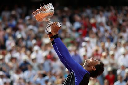 Nadal levanta la copa tras vencer en Roland Garros al tenista suizo Stan Wawrinka en la final disputada en París (Francia), el 11 de junio de 2017. 