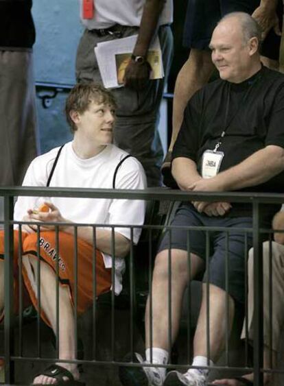 Coby y George Karl asisten a un partido de baloncesto universitario.