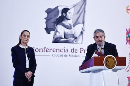 Claudia Sheinbaum y Juan Ramón de la Fuente durante una conferencia matutina en Palacio Nacional, el 8 de noviembre pasado.