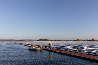 Paneles solares flotantes de la empresa EDP en el embalse Alqueva, el mayor de Portugal.