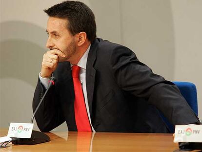 El presidente del PNV, Josu Jon Imaz, durante la rueda de prensa de ayer en Bilbao.