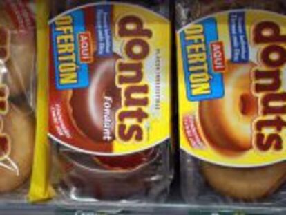 Paquetes de Donuts en un supermercado.