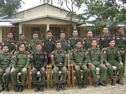 El ingeniero militar Sai Thein Win (segundo por la izquierda, en la primera fila) aparece junto a algunos de sus camaradas en una fecha y lugar desconocidos de Myanmar.