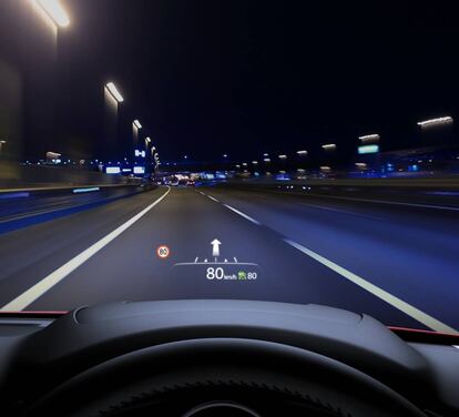 El Head Up Display proyecta la información más relevante directamente en el parabrisas.