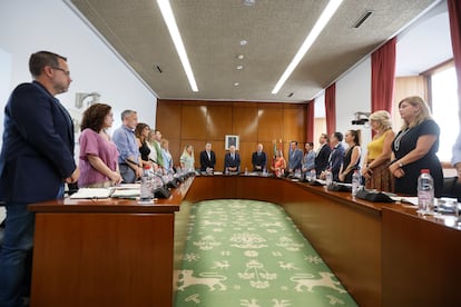 GRAFAND431. SEVILLA, 22/08/2025.- Minuto de silencio por el fallecimiento de un parlamentario, este viernes momentos antes de comenzar la reunión de la Diputación Permanente del Parlamento de Andalucía para debatir la propuesta de los grupos de la oposición para que se celebre un pleno extraordinario en el que el Gobierno autonómico informe sobre el incendio en la Mezquita-Catedral de Córdoba y sobre los incendios en Tarifa (Cádiz).EFE/José Manuel Vidal