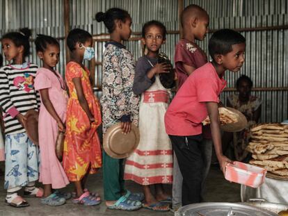 Niños huidos de la guerra hacen cola para desayunar en un centro de ayuda de la ciudad de Mekele, capital de Tigray, el pasado miércoles.