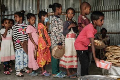 Niños huidos de la guerra hacen cola para desayunar en un centro de ayuda de la ciudad de Mekele, capital de Tigray, el pasado miércoles.