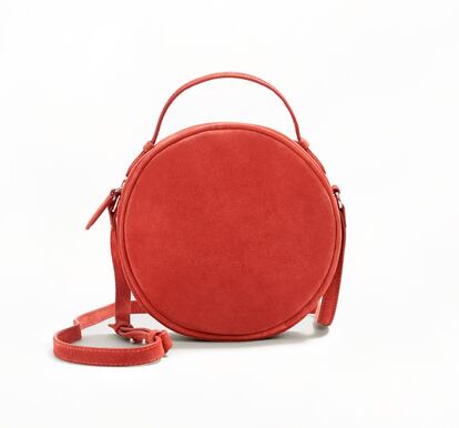 Bolso de ante rojo en redondo de Mango (39,99 euros)