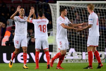 El centrocampista argentino Guido Pizarro celebra con sus compañeros después de marcar el gol del Sevilla.