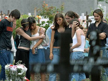 Familiares y amigos despiden en el cementerio a un adolescente fallecido en el incendio de la discoteca Cromañón.