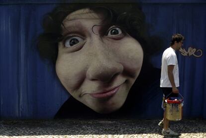 El grafitero Jaime, junto a los muros del hospital Julio de Matos.