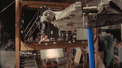 Richard Edlund filma la maqueta del 'Halcón Milenario' durante la producción de 'La guerra de las galaxias', en una imagen de 'Light & Magic: un sueño no tan lejano'.