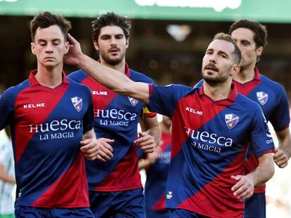 Juanpi celebra el gol del Huesca.