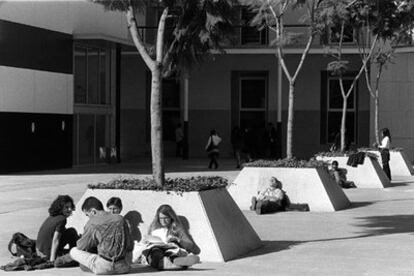 Estudiantes en el campus de la Universidad Pompeu Fabra de Barcelona.