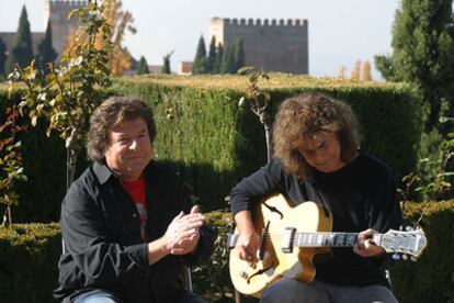 Enrique Morente (a la izquierda) y Pat Metheny, durante el rodaje del documental <i>Morente sueña la Alhambra</i> en el patio del Generalife.