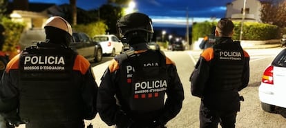 Tres mossos d'esquadra, durante una operación policial.