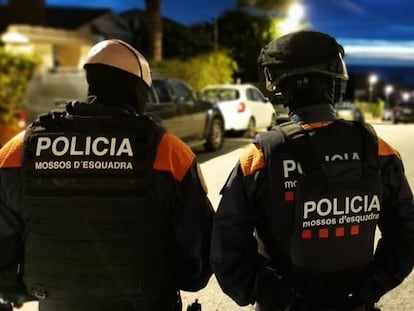 Tres mossos d'esquadra, durante una operación policial.