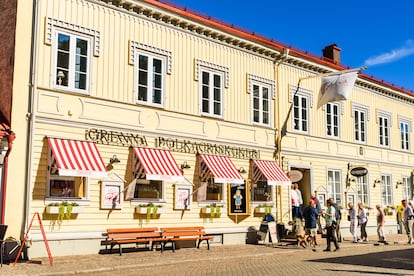 Exterior de una tienda de caramelos típicos suecos ('polkagris') en una calle de Gränna (Suecia).
