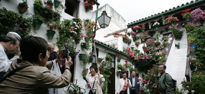 Turistas en un patio de Córdoba.