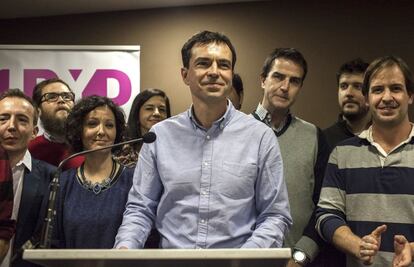 El líder y candidato de Unión Progreso y Democracia (UPYD), Andrés Herzog (C), en su comparecencia ante los medios de comunicación, tras conocerse los resultados en las elecciones generales.