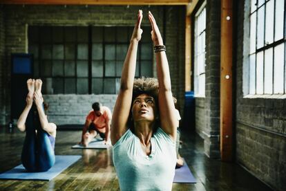 Si cree que correr una maratón es la forma más sencilla para estar en forma, se equivoca, o eso dicen desde Harvard, que aseguran que para perder peso, aumentar la masa muscular, proteger corazón y cerebro y fortalecer los huesos hay mejores entrenamientos. </br><a href="https://www.hsph.harvard.edu/imin-lee/" rel="nofollow" target="_blank">I-Min Lee</a>, profesora de Medicina y Epidemiología de la <a href="https://hms.harvard.edu/" rel="nofollow" target="_blank">Facultad de Medicina de Harvard</a> asegura que correr largas distancias no es bueno para las articulaciones ni para el sistema digestivo. <a href="https://www.health.harvard.edu/promotions/harvard-health-publications/starting-to-exercise" rel="nofollow" target="_blank">Su propuesta deportiva</a> incluye otros cinco ejercicios que aportan beneficios que van desde perder peso, hasta ganar músculo, proteger el corazón y fortalecer los huesos.