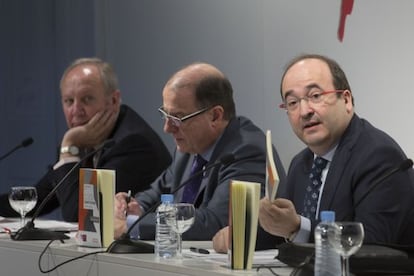 Miquel Iceta, con el informe, junto a Javier García Roca y Eliseo Aja.