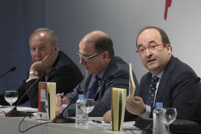 Miquel Iceta, con el informe, junto a Javier Garc&iacute;a Roca y Eliseo Aja.