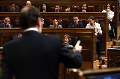 El presidente del Gobierno en funciones, Mariano Rajoy, se dirige al líder de Podemos, Pablo Iglesias.