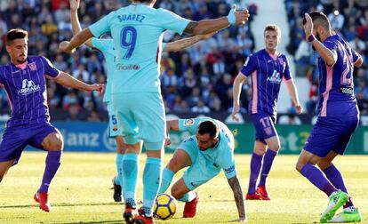 Alcácer disputa un balón con los rivales del Leganés y ante la mirada de Suárez.