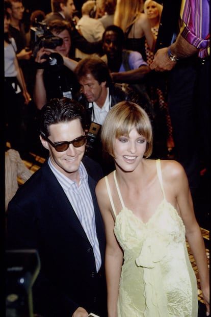Kylie MacLachlan y la que fue su novia Linda Evangelista en un desfile de Versace en 1993. 