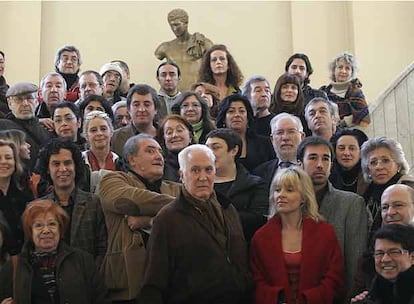 El mundo de la cultura acudió ayer al Círculo de Bellas Artes de Madrid para pronunciarse en favor de la manifestación contra el terrorismo. En el centro, Federico Luppi, a su izquierda, Cayetana Guillén Cuervo, a su derecha Jorge Bosso y Pedro Zerolo. Detrás, entre otros, Rosa Regás, Luis García Montero, Almudena Grandes, José Sacristán, Aitana Sánchez-Gijón y Juan Diego Botto.