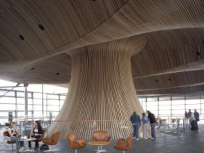 Interior del Parlamento de Gales, en Cardiff, proyectado por el arquitecto Richard Rogers.