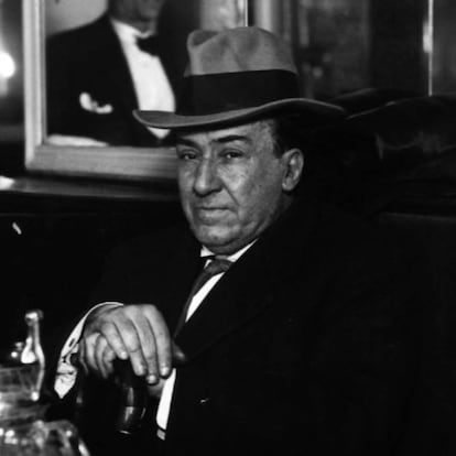 El poeta Antonio Machado fotografiado por Alfonso en el café de Las Salesas de Madrid, a donde acudía diariamente al mediodía.