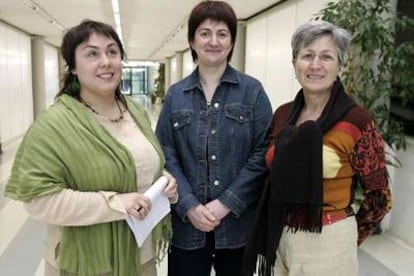 De izquierda a derecha, Maite Aranburu, Nekane Erauskin y Karmele Berasategi, en Vitoria.