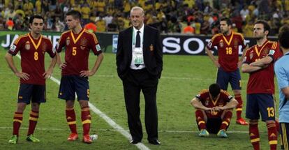 Los jugadores, junto a Del Bosque tras el fin del partido.