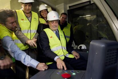 El presidente de la Junta, José Antonio Griñán, en la cabina de uno de los trenes del metro de Málaga, tras anunciar la fecha de las elecciones andaluzas.