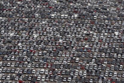 Los aparcamientos de algunas  plantas de producción  ilustran la caída de las ventas de automóviles.