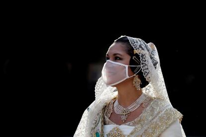 Una fallera desfila con una mascarilla traslúcida durante la Ofrenda a la Virgen.