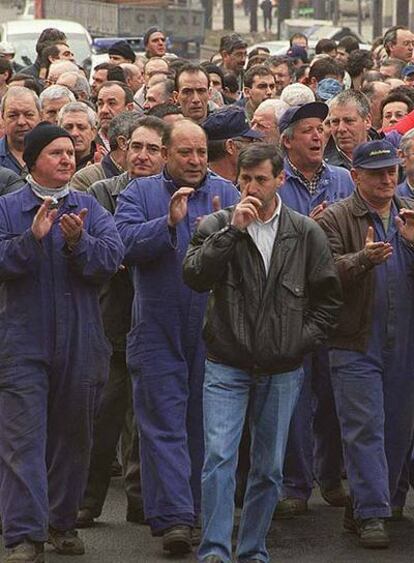 Trabajadores de la industria vizcaína, en una concentración.