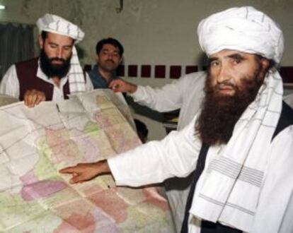 Jalaludin Haqqani señala un mapa de Afganistán, en 2001.