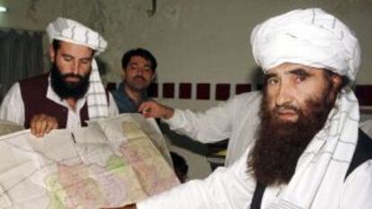 Jalaludin Haqqani señala un mapa de Afganistán, en 2001.